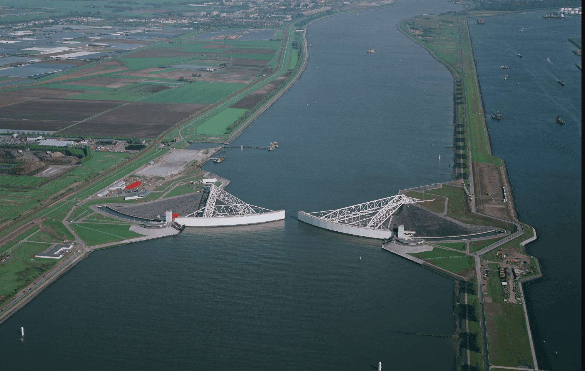 Maeskantkering storm surge barrier near Rotterdam (photo: Bart van Eyck)